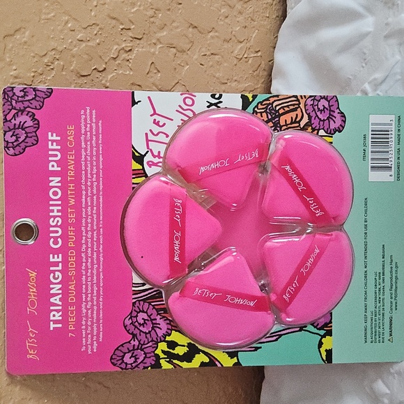 BETSEY JOHNSON 7PC DUAL-SIDED TRIANGLE CUSHION PUFF - Picture 3 of 3